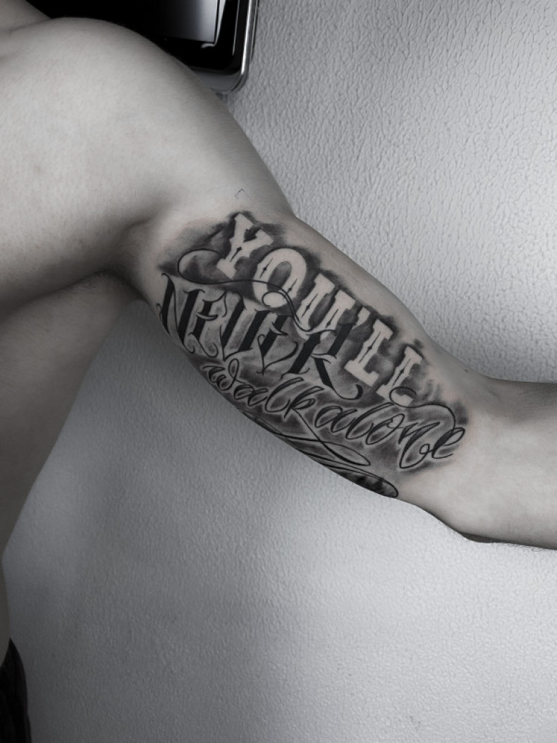 Леттеринг на бицепсе, photo - Тату мастер Barb Tattoo