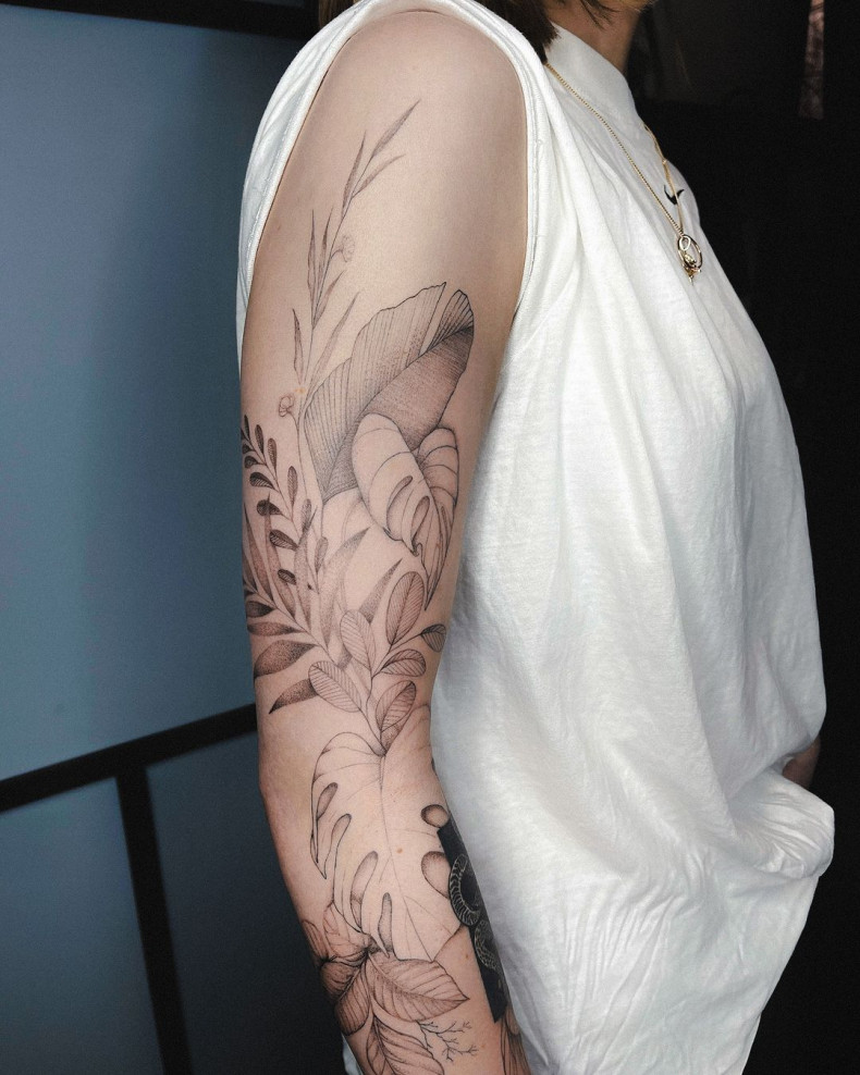 Frauen Arm ast, photo - Tattoo-Studio VeAn