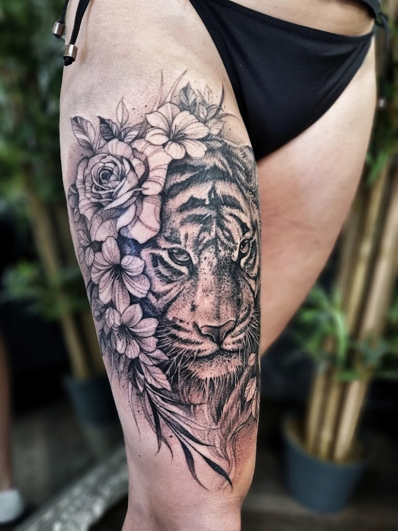 Frauen Oberschenkel Tiger, photo - Tattoo-Studio Black Smoke