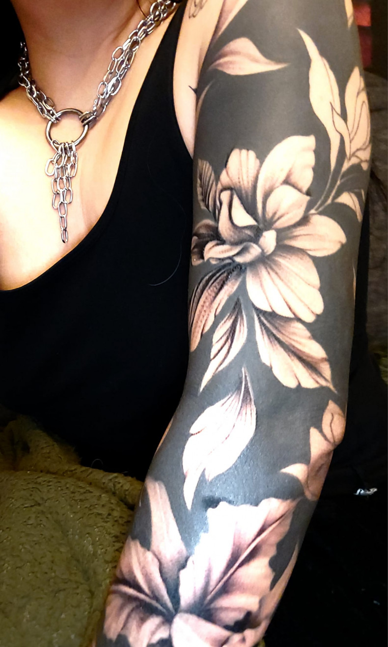 Blackwork Ärmel Blumen, photo - Tattoo-Meister Teresa Sierra