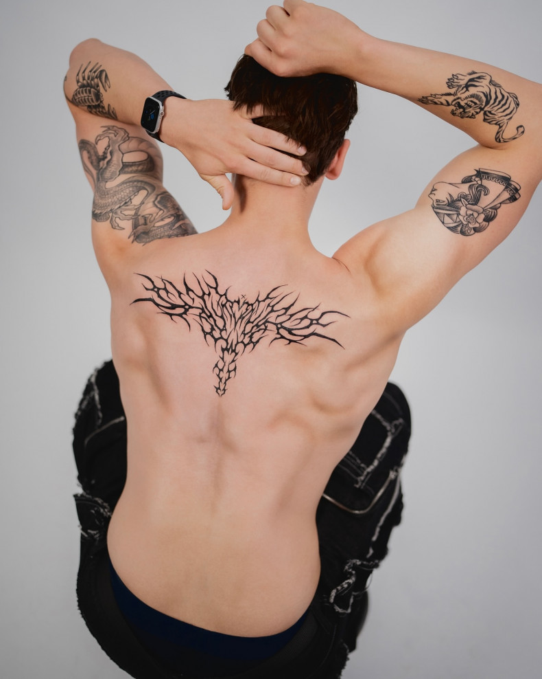 Männer rücken tribal, photo - Tattoo-Studio Brennnessel Tattoo