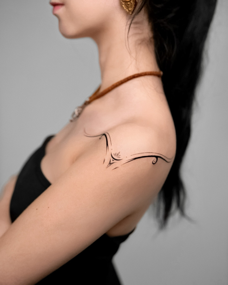 Frauen minimalist Schulter, photo - Tattoo-Studio Brennnessel Tattoo
