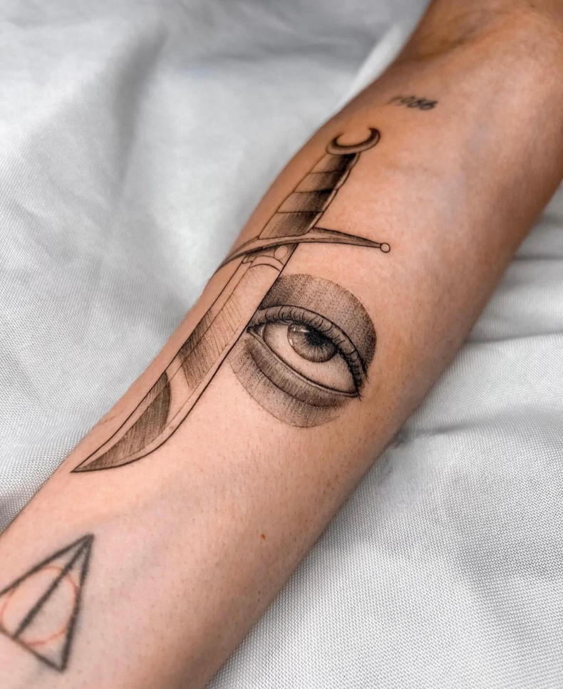 Auge Arm messer, photo - Tattoo-Studio Oekfactory