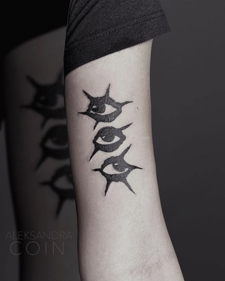 Auge Arm blackwork, photo - Tattoo-Meister Aleksandra Coin