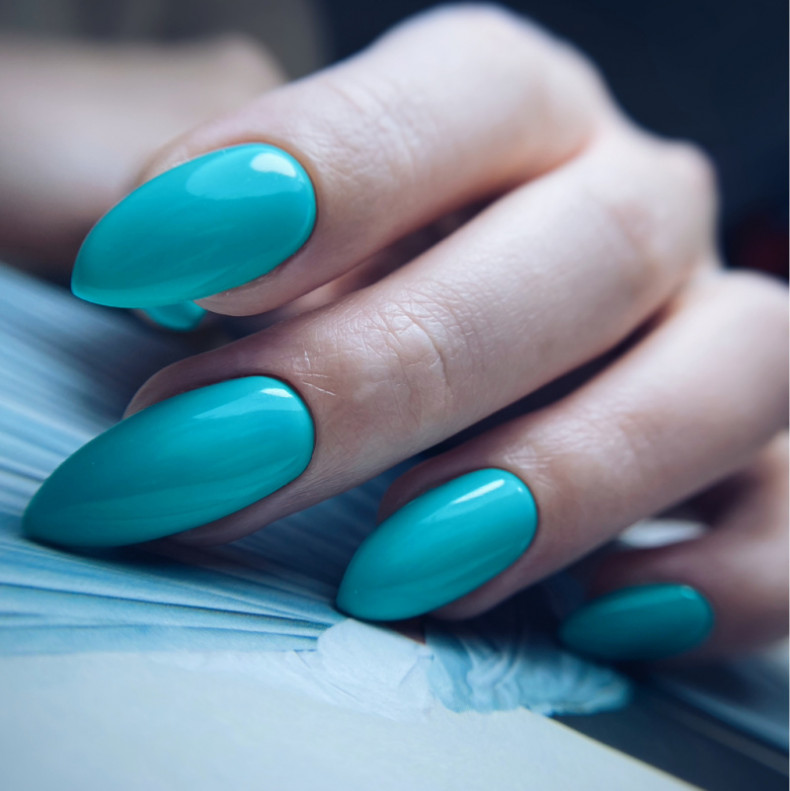 Mandel hellblaue, photo - Maniküre Liana
