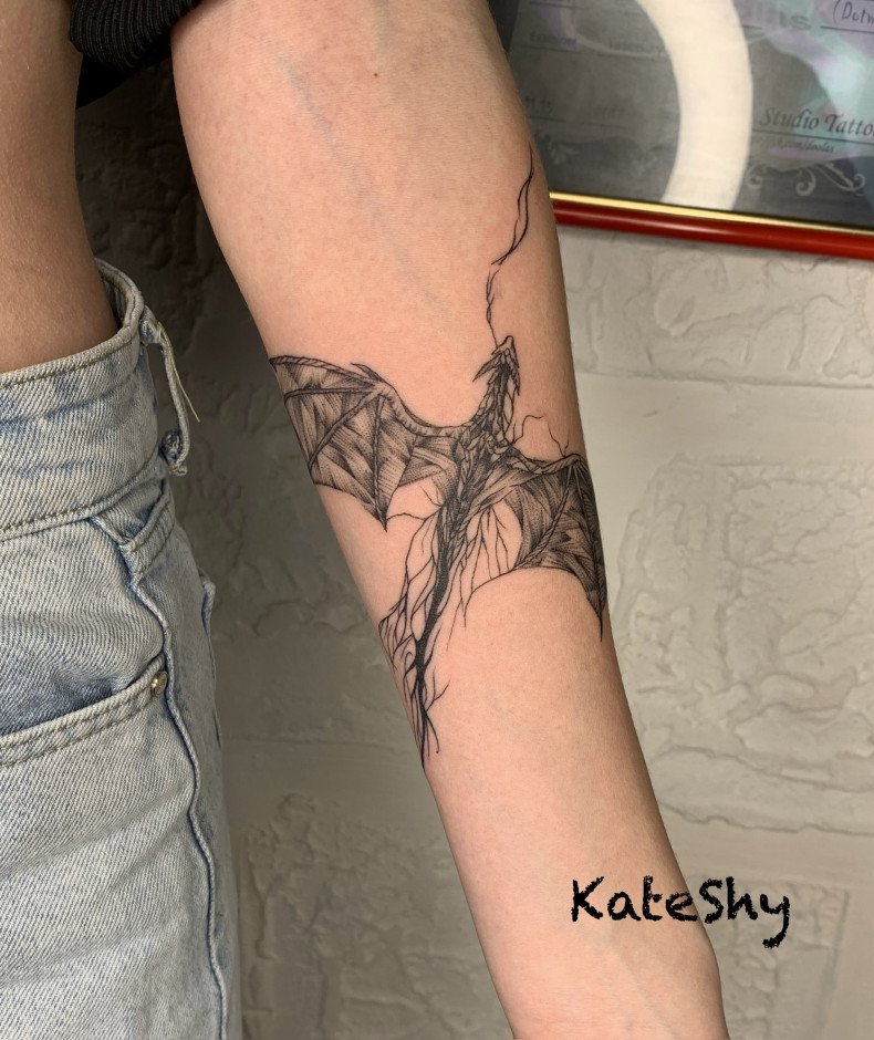 Women arm dragon, photo - Permanent Makeup Master Kateryna Poimanova