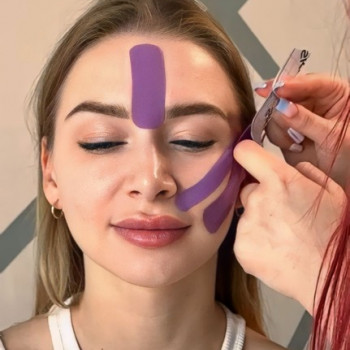 Разглаживает морщины и носогубные складки, снимаем отёк