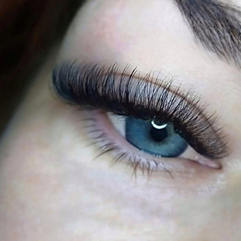 Объемное наращивание ресниц