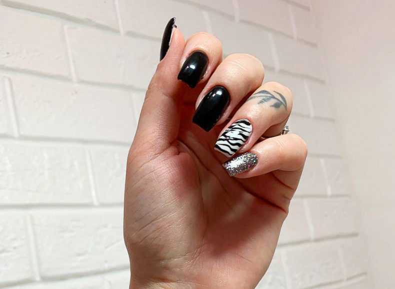 Zebra biały manicure brokatowy, photo - Manicurzysta Barb Manicure