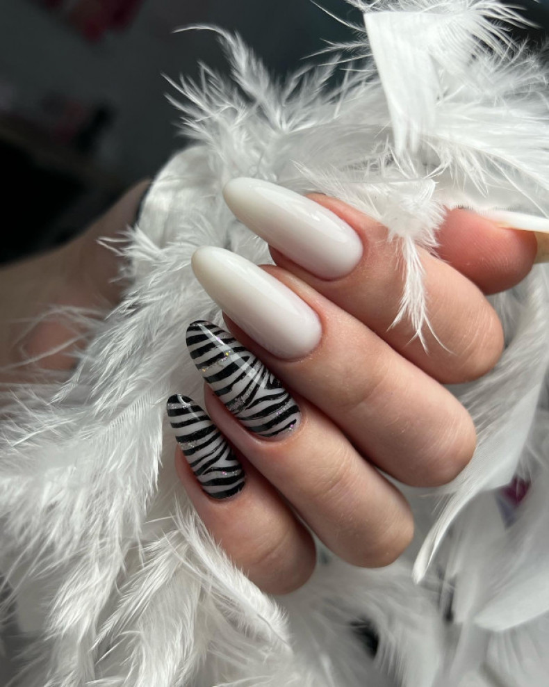 Zebra weiße Maniküre mit Drucken, photo - Maniküre Barb Manicure