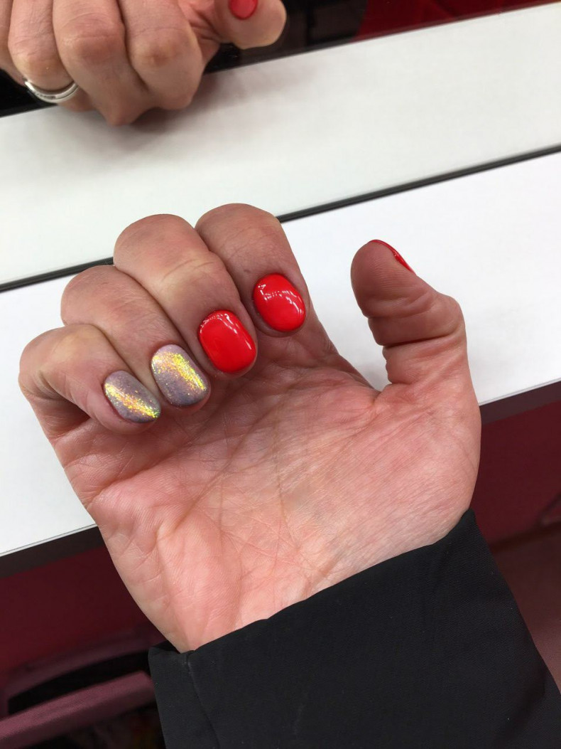 Chamäleon rote Maniküre mit Einreiben, photo - Maniküre Barb Manicure