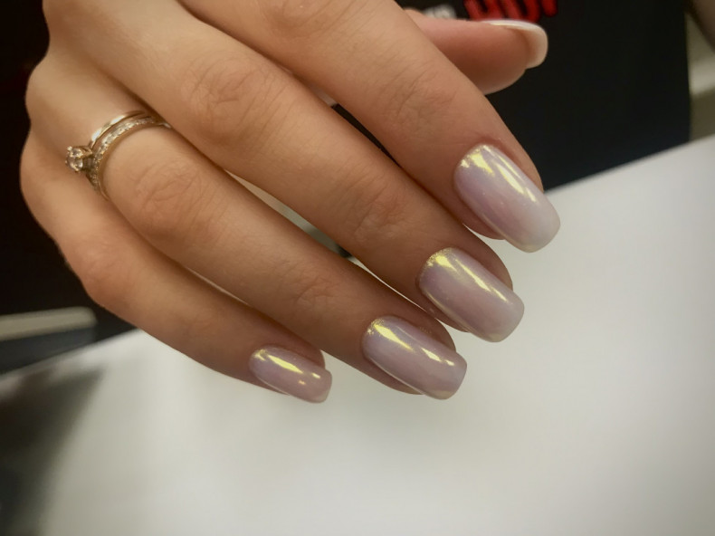 Kurze dezente helle, photo - Maniküre Barb Manicure