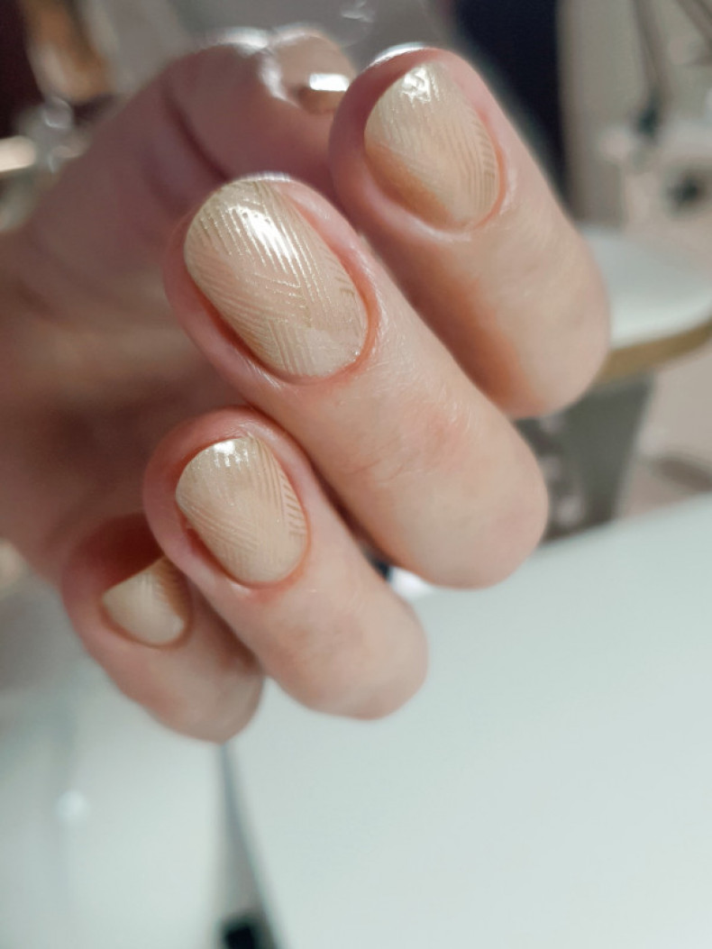 Чистий манікюр, стемпінг,золотистий манікюр, photo - Manicurist Barb Manicure