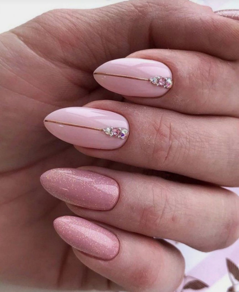 Нюдовый с блестками миндаль, photo - Мастер маникюра Barb Manicure