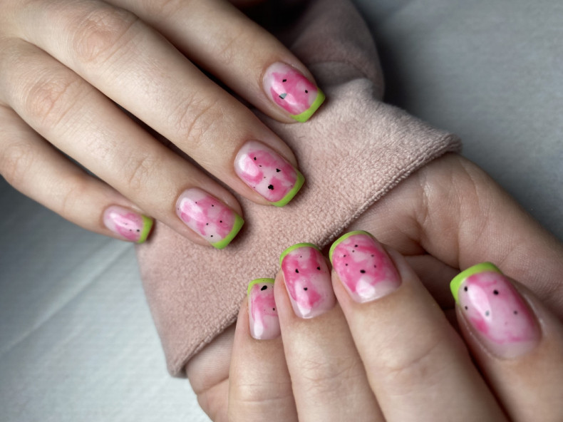 Wassermelone Französische Maniküre mit Muster, photo - Maniküre Barb Manicure