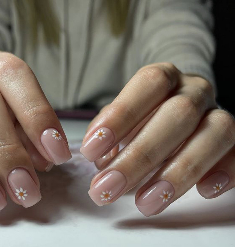 Spring beige flower, photo - Manicurist Barb Manicure