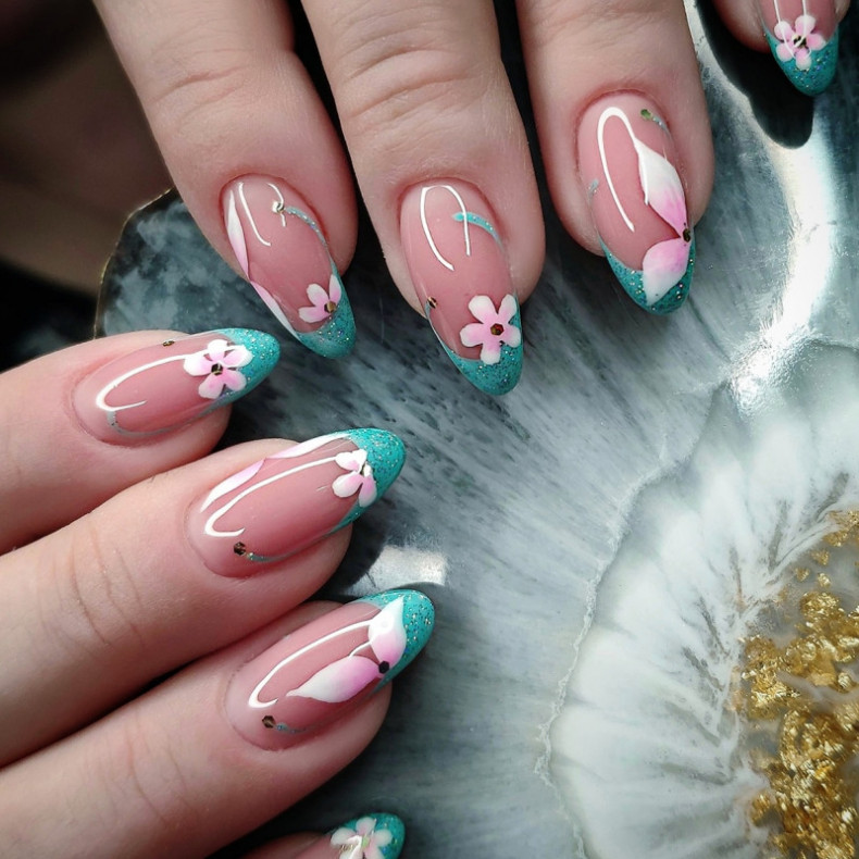 Spring glitter almond, photo - Manicurist Barb Manicure