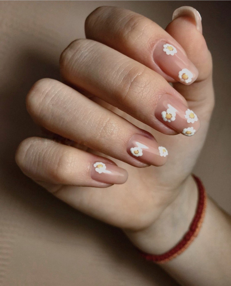 Spring beige daisy, photo - Manicurist Barb Manicure