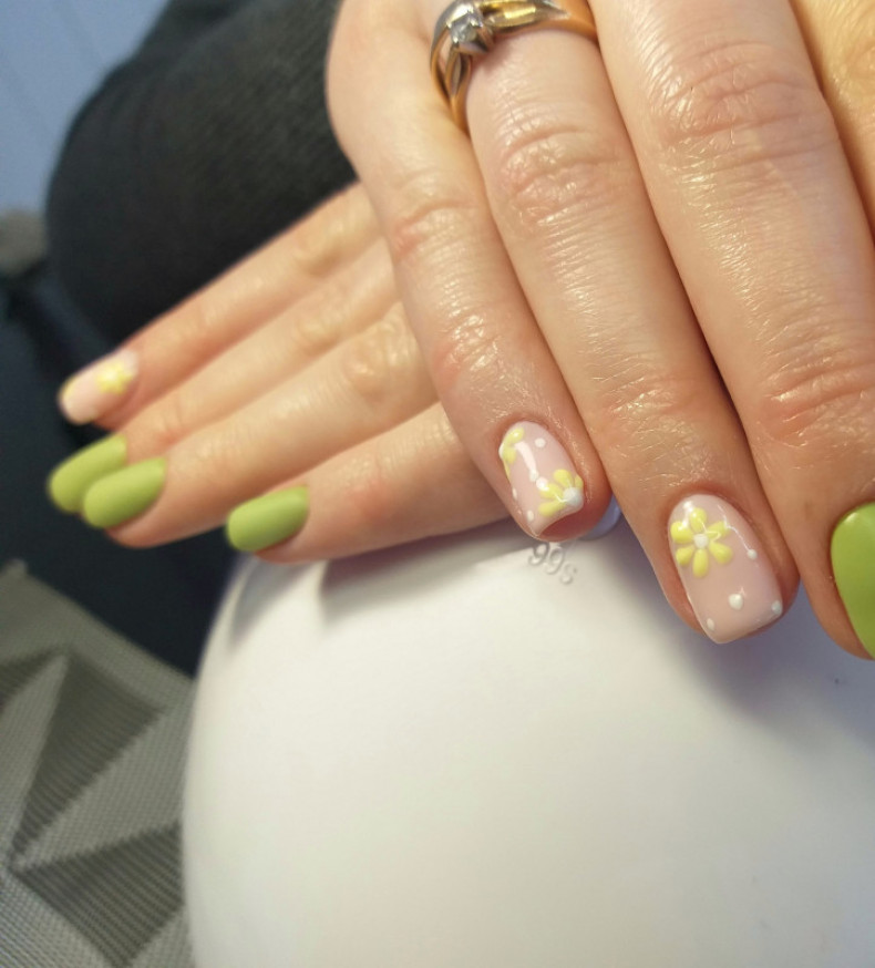 Spring light green manicure flower, photo - Manicurist Barb Manicure