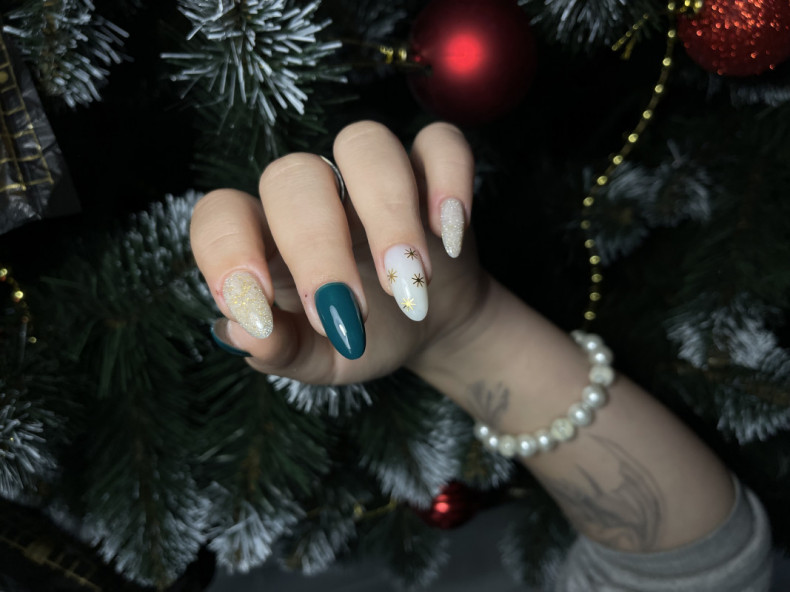 Winter milky nail stickers, photo - Manicurist Barb Manicure