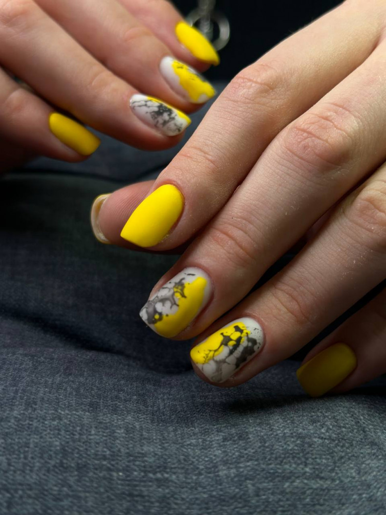 Яскравий жовтий, майстер Яна, photo - Manicurist Barb Manicure