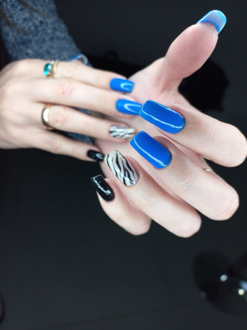 Zebra czarny manicure niebieski, photo - Manicurzysta Barb Manicure