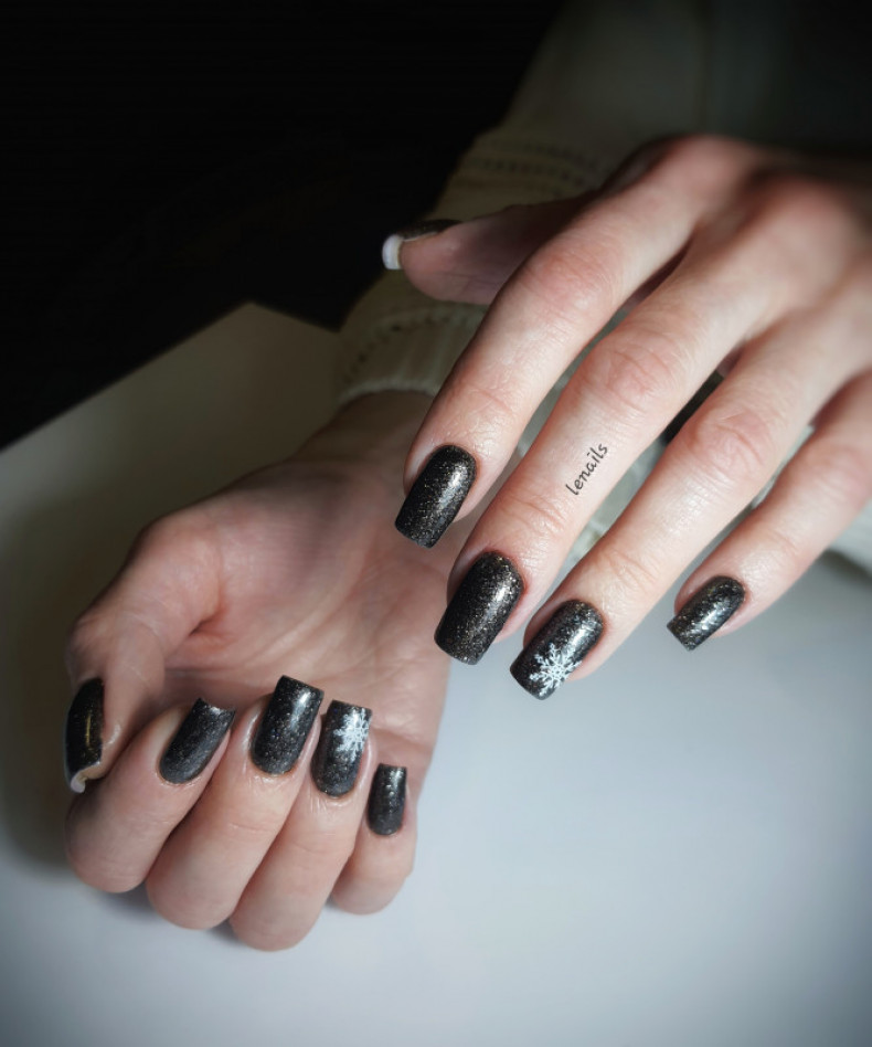 Black snowflake manicure, photo - Manicurist Barb Manicure