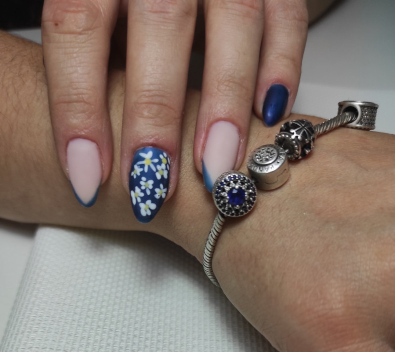 Almond blue daisy, photo - Manicurist Barb Manicure