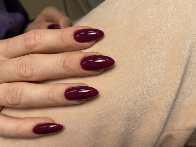 Almond burgundy однотонный (монохромный) маникюр, photo - Manicurist Barb Manicure