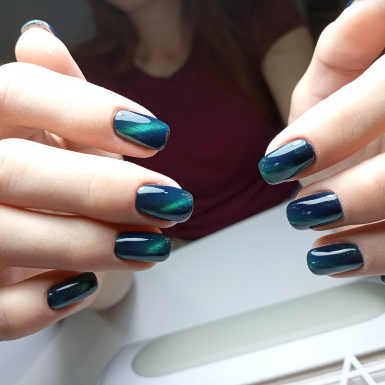 Chameleon blue manicure cat eye, photo - Manicurist Barb Manicure