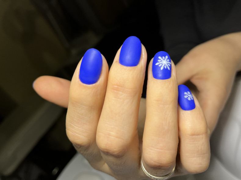 Blue matte snowflake, photo - Manicurist Barb Manicure