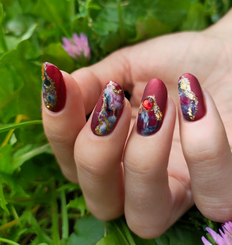  #червонийманікюр #манікюрабстракція #трендманікюр, photo - Manicurist Barb Manicure