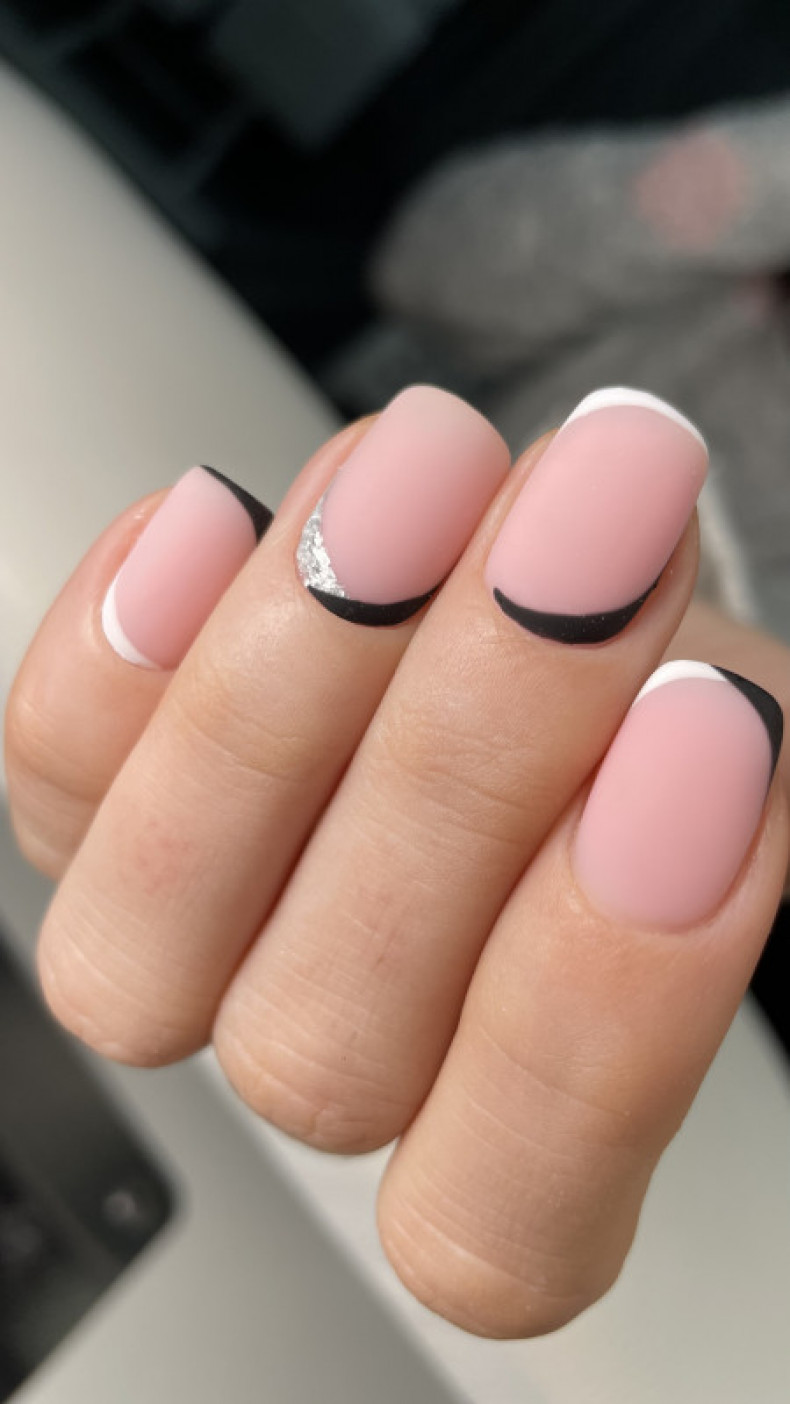 Matte beige minimalist, photo - Manicurist Barb Manicure