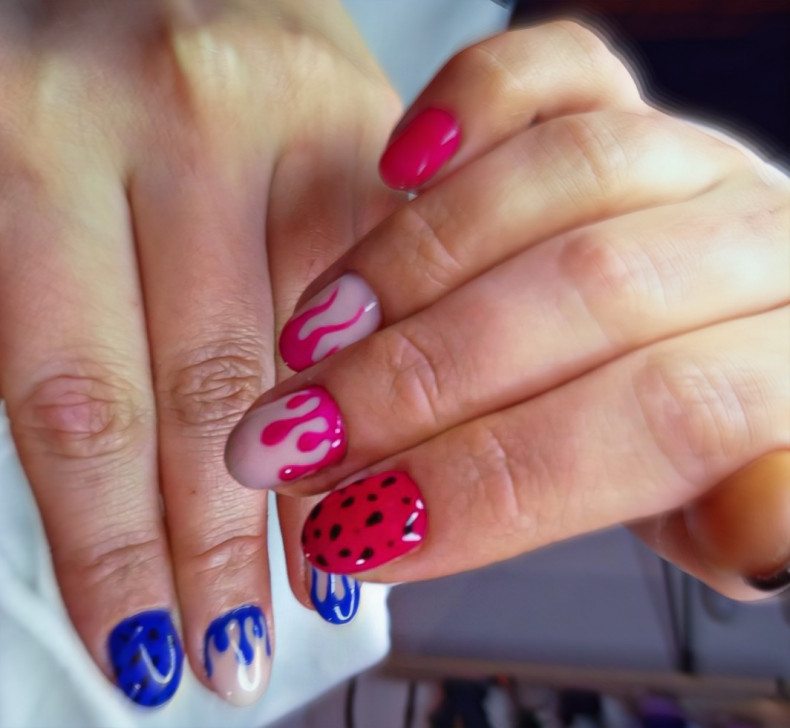 Pink polka dot with design, photo - Manicurist Barb Manicure