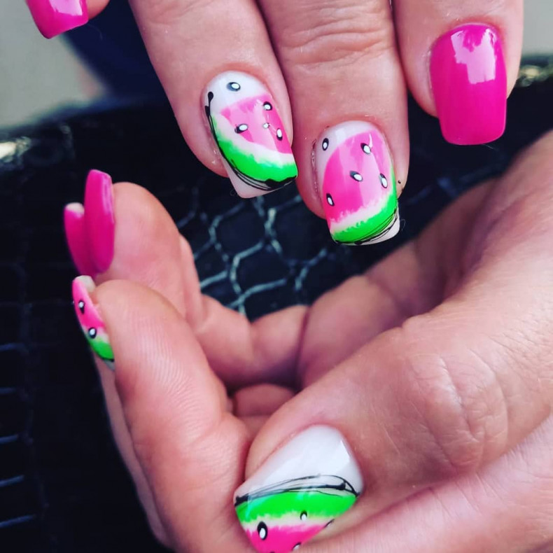 Wassermelone rosa Maniküre mit, photo - Maniküre Barb Manicure