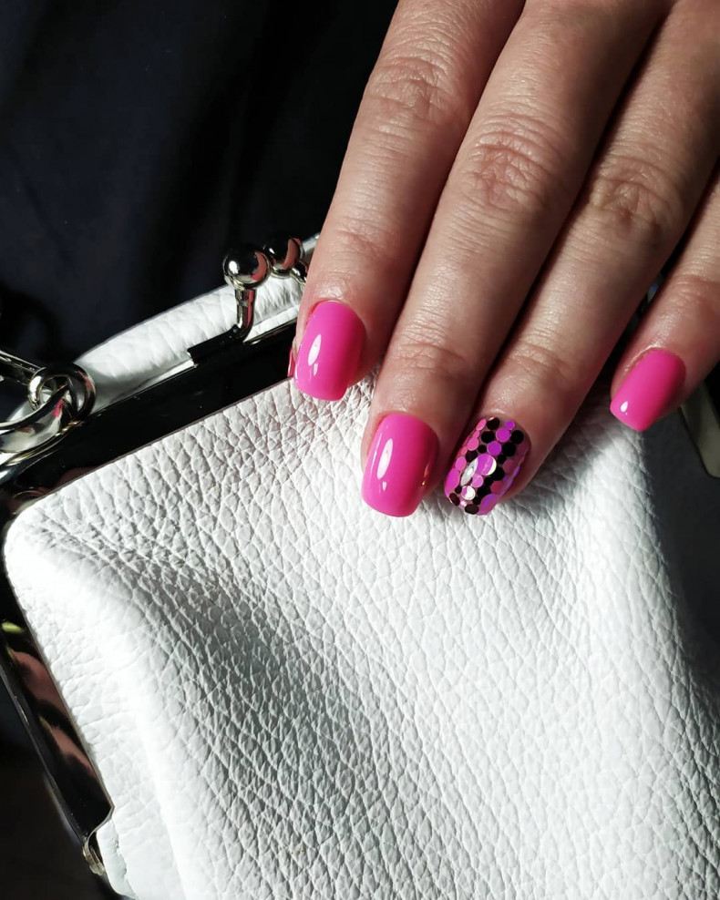 Pink polka dot accent, photo - Manicurist Barb Manicure