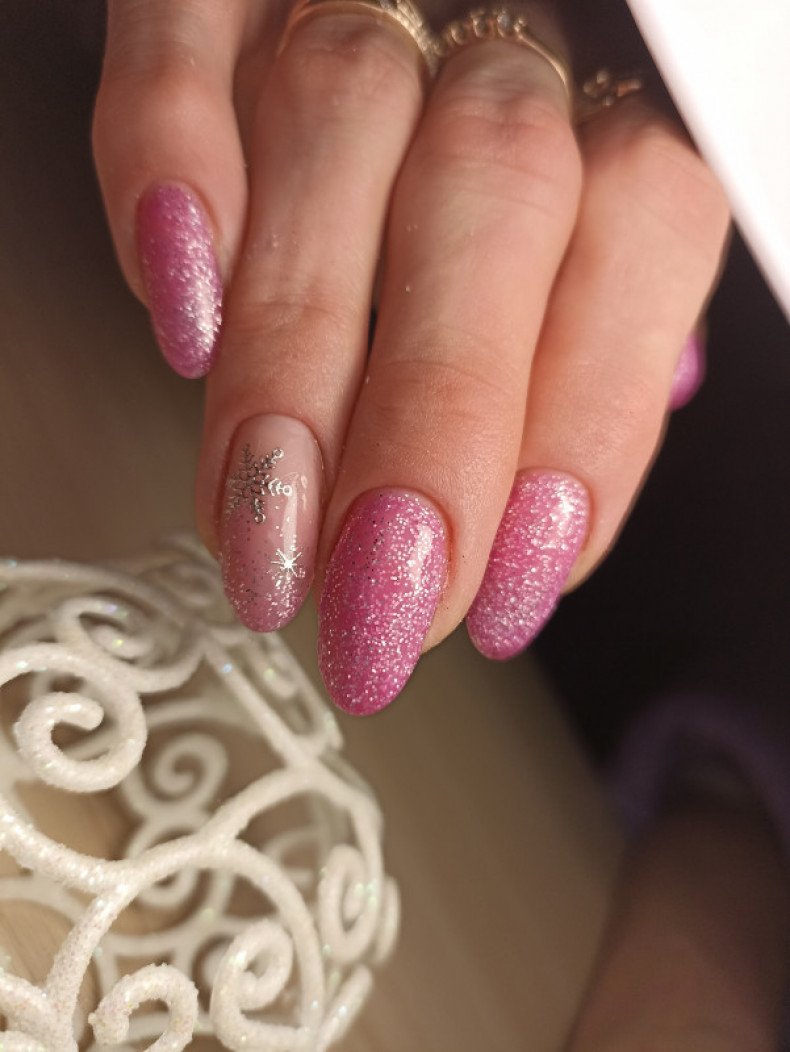 Pink reflective snowflake, photo - Manicurist Barb Manicure