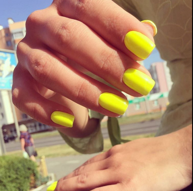 Yellow vibrant neon, photo - Manicurist Barb Manicure