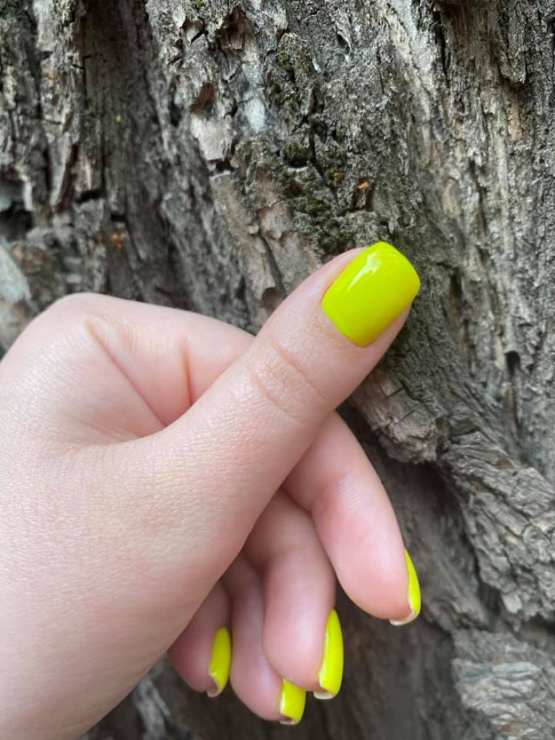 Yellow vibrant neon, photo - Manicurist Barb Manicure