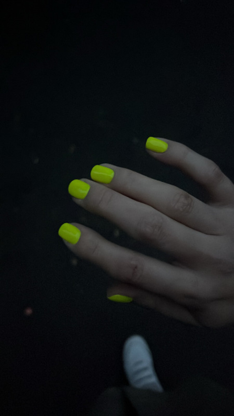 Yellow однотонный (монохромный) маникюр neon, photo - Manicurist Barb Manicure