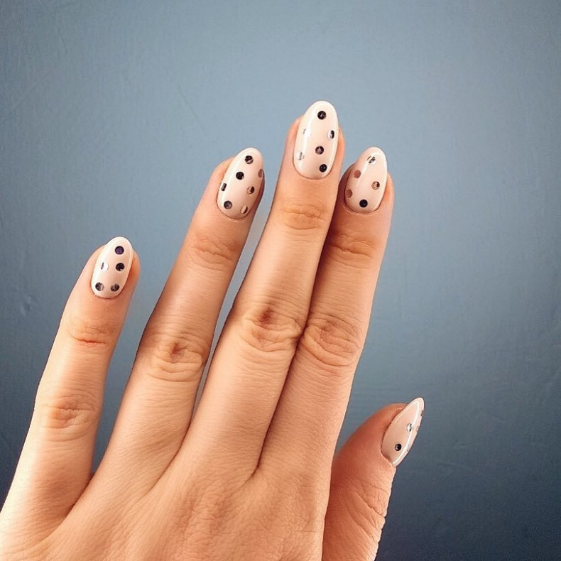 Beige polka dot, photo - Manicurist Barb Manicure