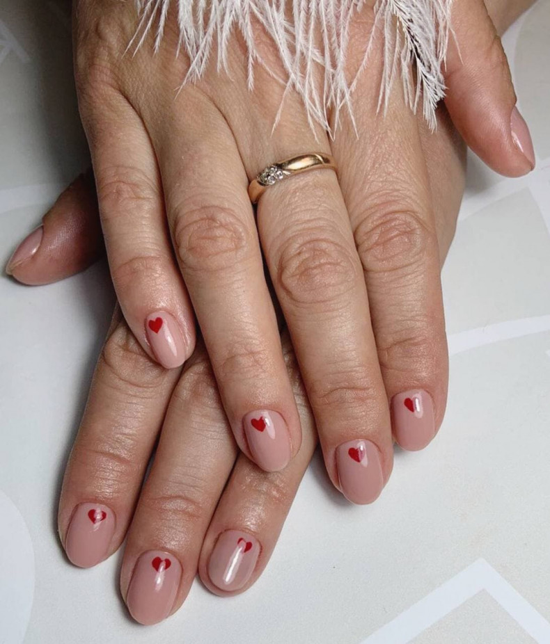 Beige heart Valentine's Day, photo - Manicurist Barb Manicure