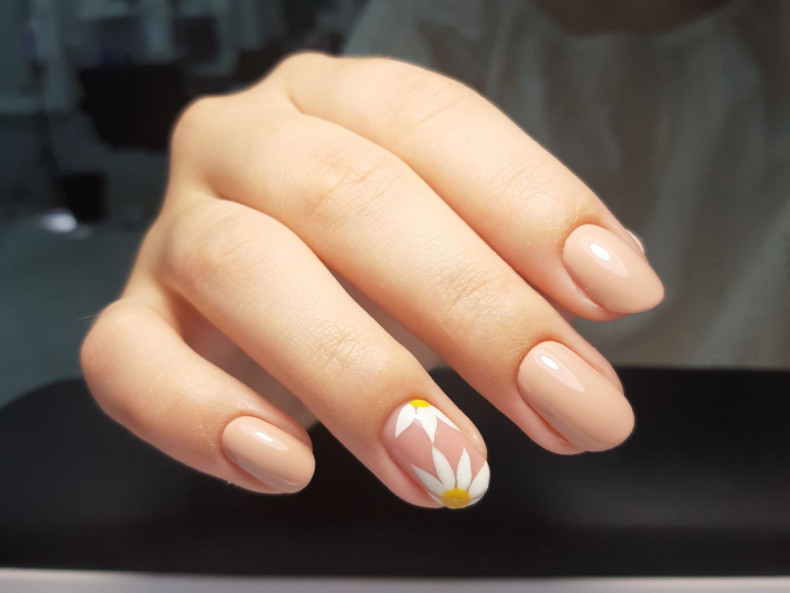 Beige light flower, photo - Manicurist Barb Manicure