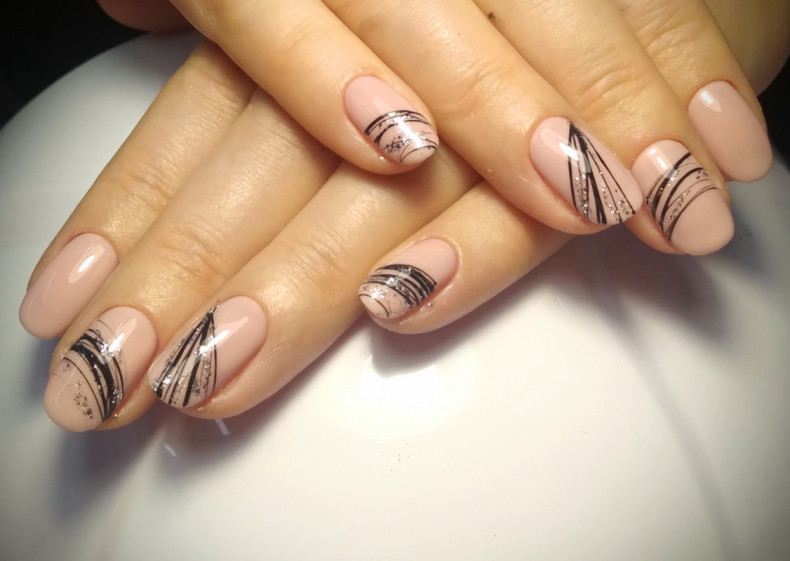 Beżowe pajęczyna manicure z czarnym lakierem, photo - Manicurzysta Barb Manicure