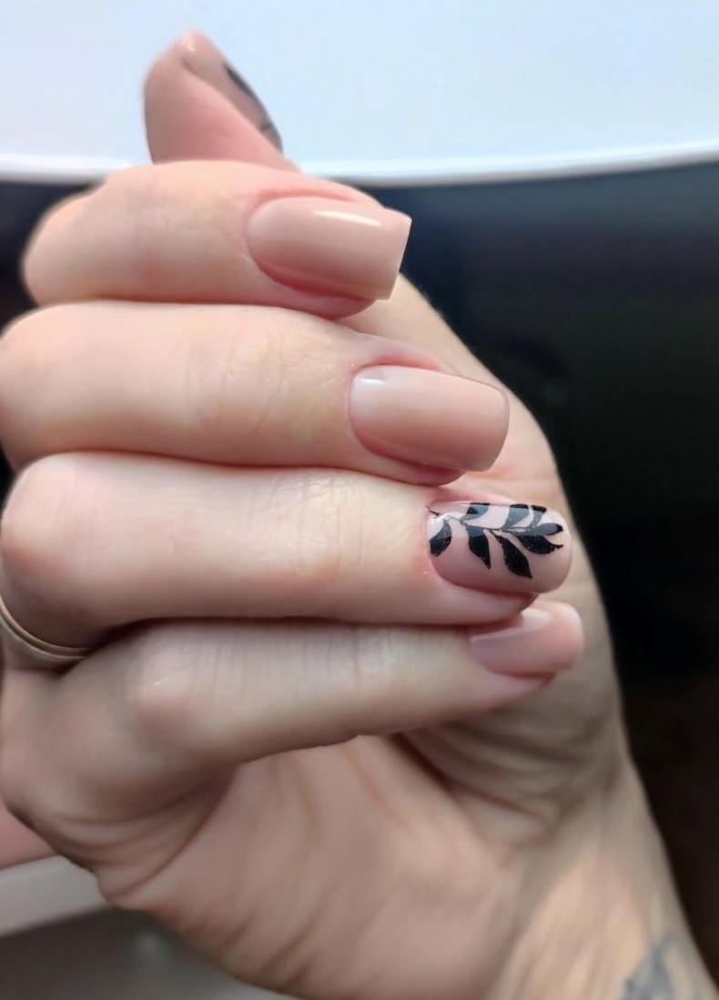 Нюдове покриття зі стемпінгом, photo - Manicurist Barb Manicure