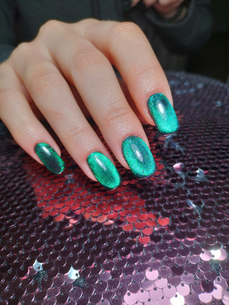 Cat eye reflective green, photo - Manicurist Barb Manicure