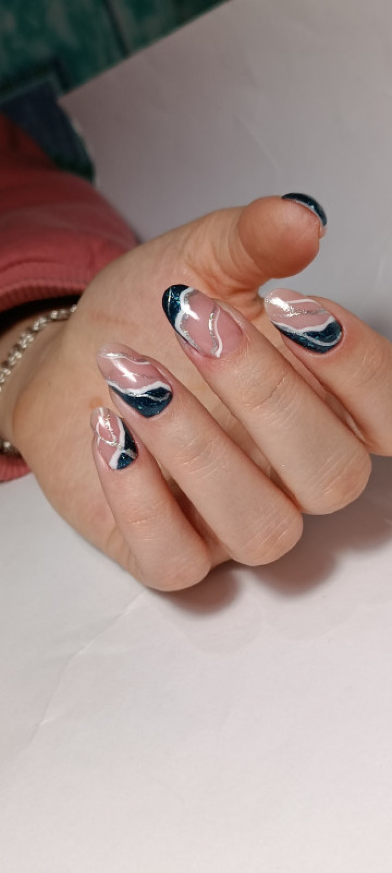 Silver striped line on, photo - Manicurist Barb Manicure