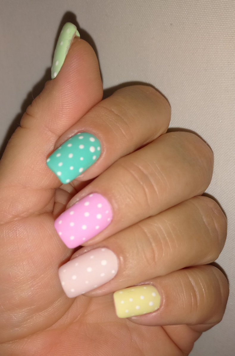 Square colorful dotted, photo - Manicurist Barb Manicure