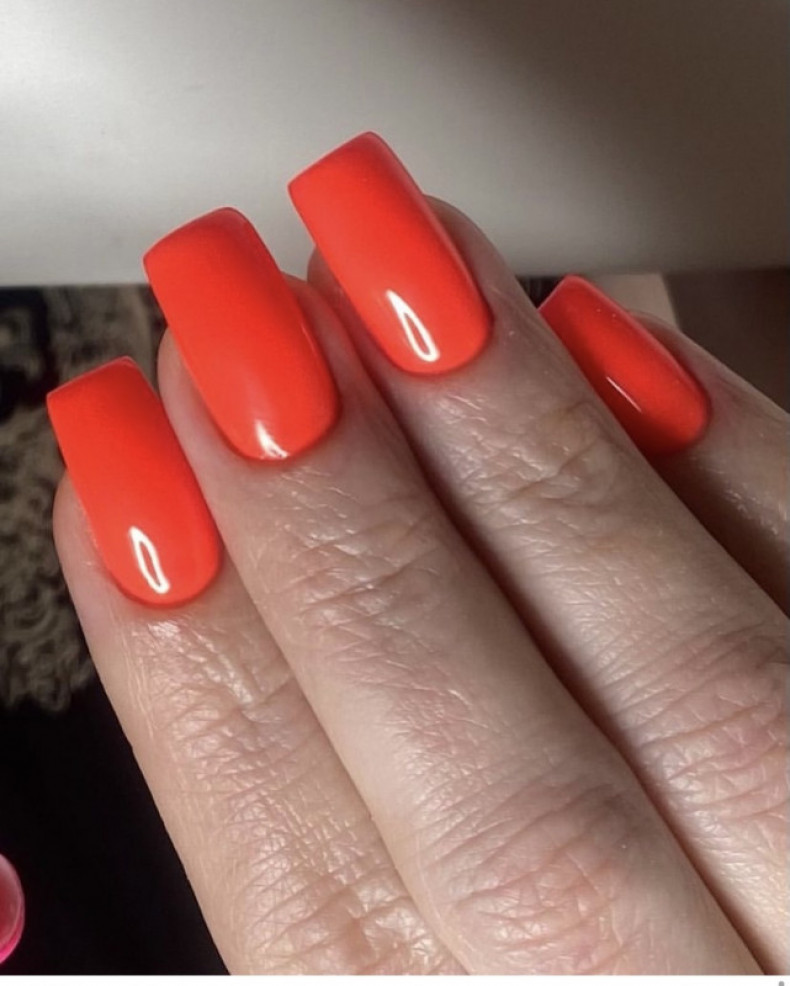 Square однотонный (монохромный) маникюр coral, photo - Manicurist Barb Manicure