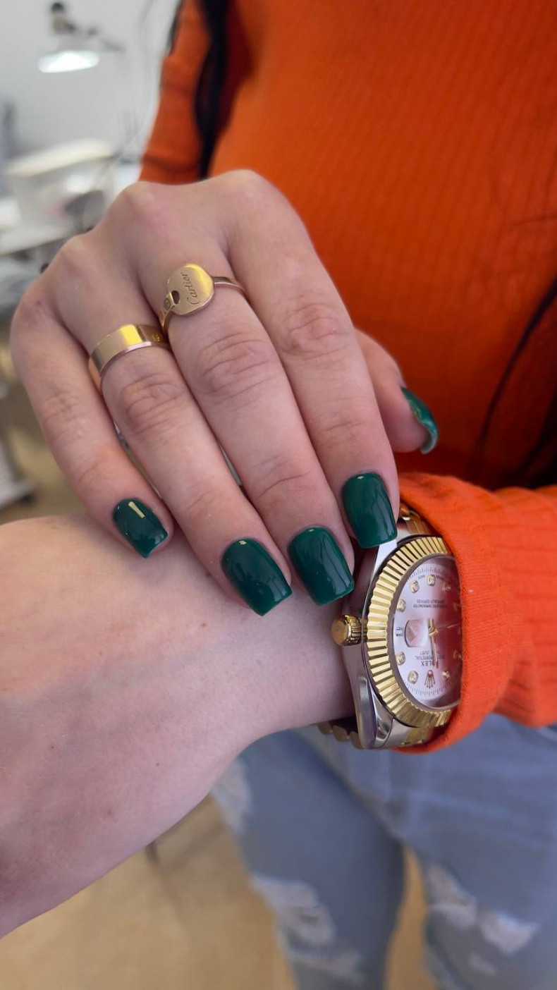 Square однотонный (монохромный) маникюр green, photo - Manicurist Barb Manicure